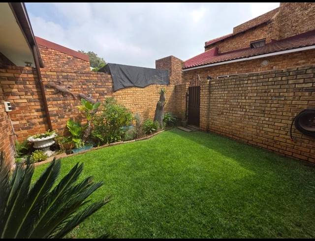 2 BEDROOM TOWNHOUSE FOR SALE IN HELIKONPARK